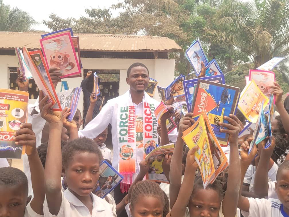 Lomami : Henoc Kabala dote plusieurs écoles de Mwene-Ditu en fournitures scolaires