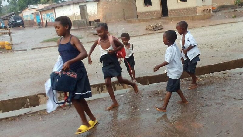 Lomami : à Mwene-Ditu, des parents dénoncent la libération des élèves sous une forte pluie