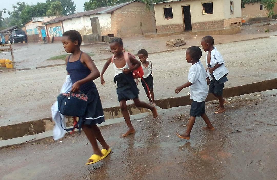 Lomami : à Mwene-Ditu, des parents dénoncent la libération des élèves sous une forte pluie