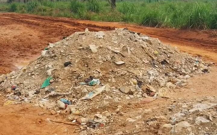 Lomami : la route principale transformée en dépotoir à Bakwa Mulumba Bena Kalula, les usagers dénoncent le blocage de la chaussée