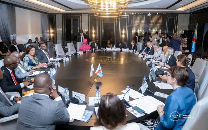 Réformes financières en RDC : le ministre Doudou Fwamba signe un protocole d’accord avec les partenaires du groupe interbailleurs
