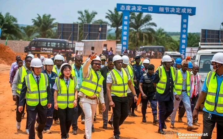 Kasaï oriental : Le Gouverneur Jean-Paul Mbwebwa satisfait de l’avancement des travaux à la cimenterie de Katanda