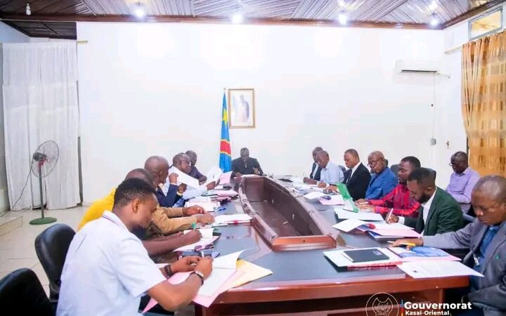 Kasaï oriental : Jean-Paul Mbwebwa  réagit aux retards dans le PDL-145T et lance une mission de vérification