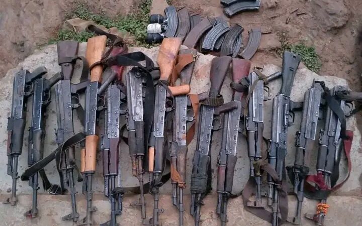Ituri : les FARDC découvrent les armes de guerre détenues par la milice CRP/Zaïre à Mabanga