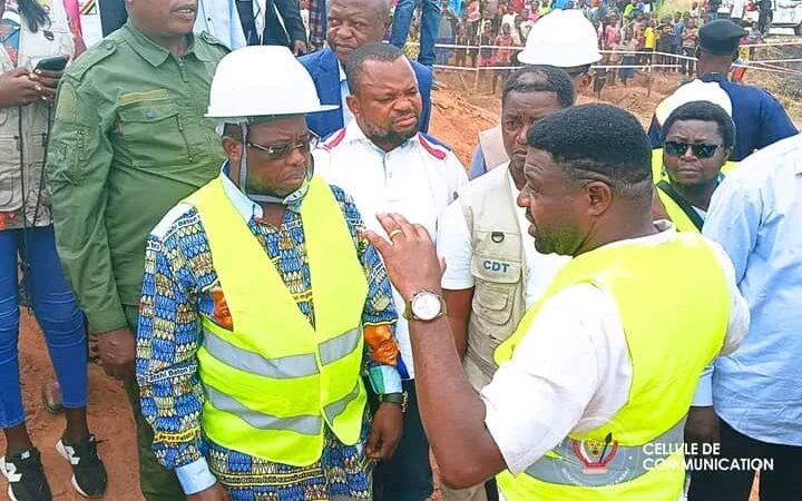 Kasaï : les travaux de la RN1 et du pont Kaluebo à 60 % d’exécution, Chrispin Mukendi exhorte l&rsquo;entreprise à accélérer le rythme