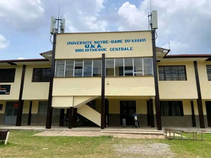 Kasaï-Central : malgré la baisse du dollar à 200 000 FC, l’Univesité Notre Dame du Kasaï exige le paiement des frais académiques au taux de 300 000 FC