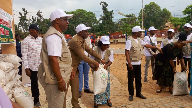 Kasaï oriental : Jean-Paul Mbwebwa remet des semences aux agriculteurs grâce à l’appui de la BAD via le projet PUPRA