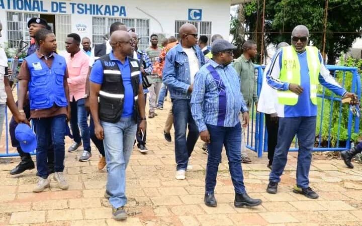 Kasaï : Après sa visite de la piste de l’aéroport dégradée, Crispin Mukendi ordonne la suspension des vols à Tshikapa
