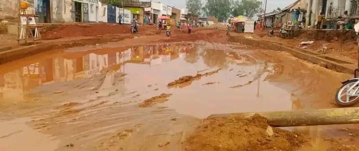 Travaux publics à l&rsquo;arrêt au Kasaï : la société civile dénonce les retards de JMC et TOHA et exige une réaction urgente des autorités