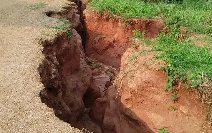 Kasaï oriental : une tête d’érosion menace de couper la route nationale n°2 à Katanda