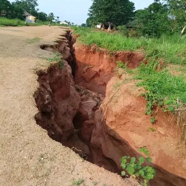 Kasaï oriental : une tête d’érosion menace de couper la route nationale n°2 à Katanda