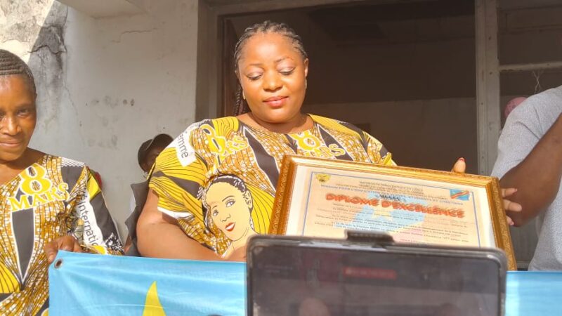 Kasaï Central : l’actrice politique Passy Luendu honorée d’un diplôme d’excellence par la MEEC