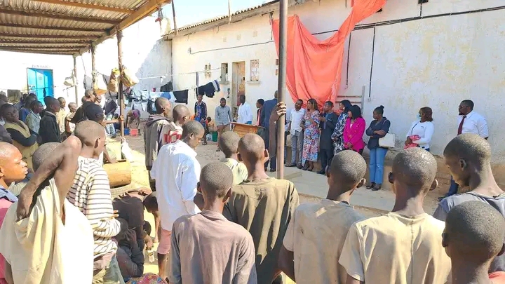 Kipushi : des jeunes solidaires apportent réconfort et assistance aux détenus de la prison Boma