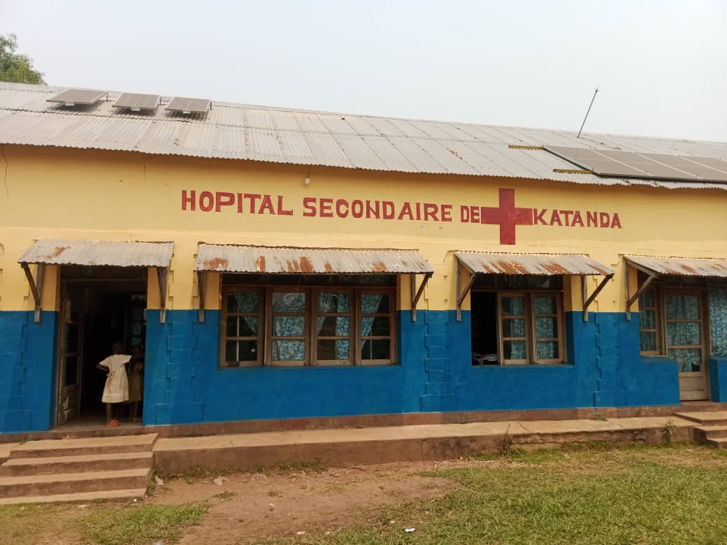 Kasaï oriental : Une veillée funèbre vire au drame à Katanda, la foudre s’abat sur trois personnes, deux femmes perdent la vie