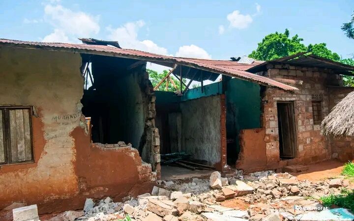 Kasaï oriental : Jean-Paul Mbwebwa Kapo remet une enveloppe d’assistance pour un abri provisoire après les dégâts au bâtiment du commissariat de Tshilenge