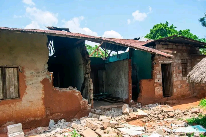 Kasaï oriental : Jean-Paul Mbwebwa Kapo remet une enveloppe d’assistance pour un abri provisoire après les dégâts au bâtiment du commissariat de Tshilenge