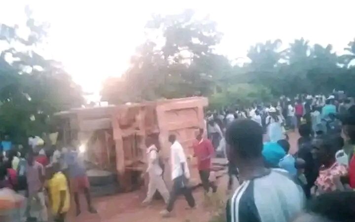 Lomami : Un camion de CREC 6 se renverse à Tshilomba, au moins trois morts et plusieurs blessés signalés