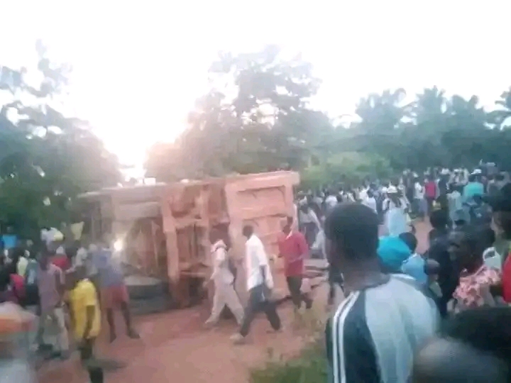 Lomami : Un camion de CREC 6 se renverse à Tshilomba, au moins trois morts et plusieurs blessés signalés
