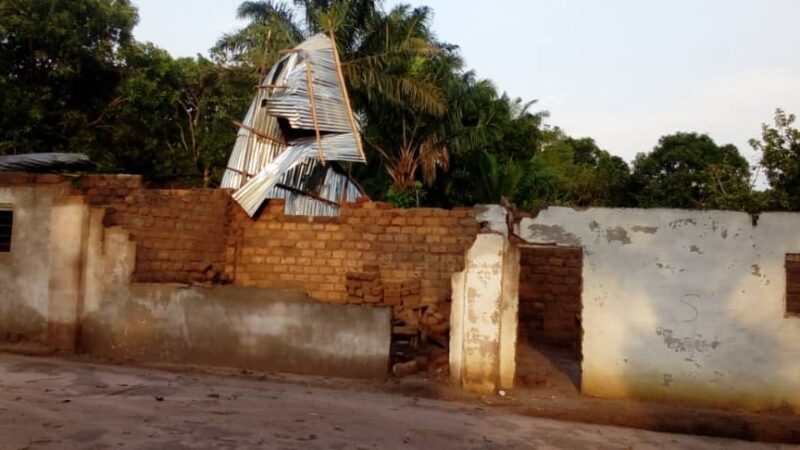 Lomami : une pluie diluvienne emporte les toitures de plusieurs maisons, églises et écoles à Mwene-Ditu