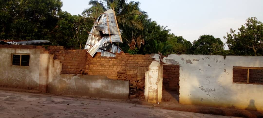 Lomami : une pluie diluvienne emporte les toitures de plusieurs maisons, églises et écoles à Mwene-Ditu