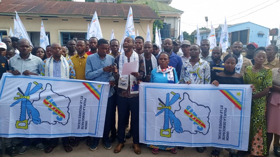 Kasaï Central : la Ligue des jeunes de l’UDPS exige le départ de Moïse Kambulu et met en garde Eugénie Tshiela Kamba