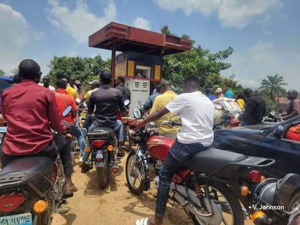 Ituri : le litre d’essence passe de 3 800 à 5 000 FC à Bunia, les motards étranglés par la flambée des prix