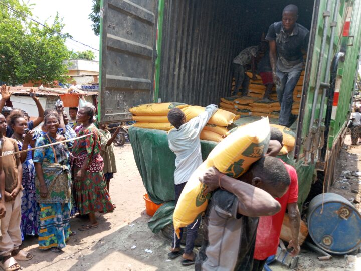 Kasaï oriental : le débarquement de plus de 7 500 sacs de farine de maïs a débuté à Mbujimayi
