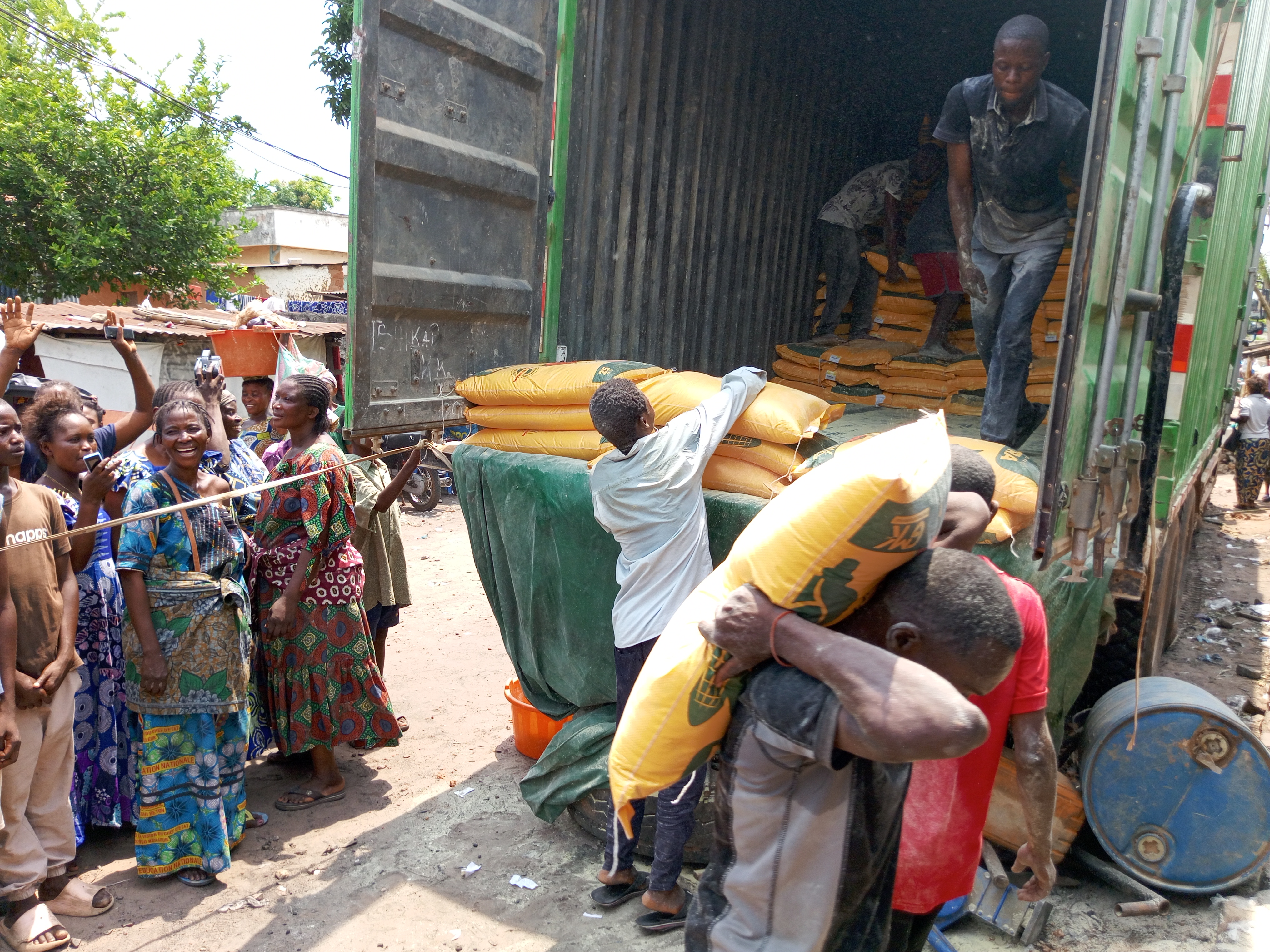 Kasaï oriental : le débarquement de plus de 7 500 sacs de farine de maïs a débuté à Mbujimayi